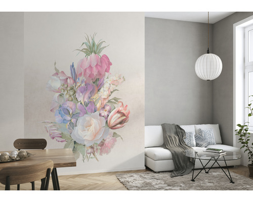 Wohnraum mit Blumenwandtattoo, Sofa und Esstisch