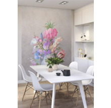 Helles Esszimmer mit großem Blumenwandbild, Esstisch und Stühlen