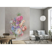 Wohnzimmer mit Esstisch, Sofa und großer Blumenwandtapete.