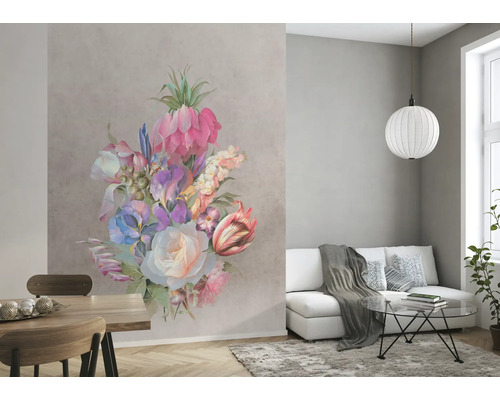 Wohnzimmer mit Esstisch, Sofa und großer Blumenwandtapete.