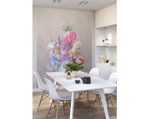 Esszimmer mit Blumentapete, Esstisch und Stühlen