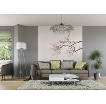 Wohnzimmer mit Sofa, Tisch, Stehlampe, Zimmerpflanze und Wanddekoration mit Blütenmuster