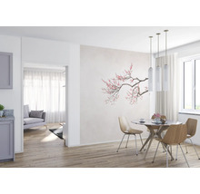Helles Esszimmer mit Esstisch, Stühlen, Wandbild und Pendelleuchten.