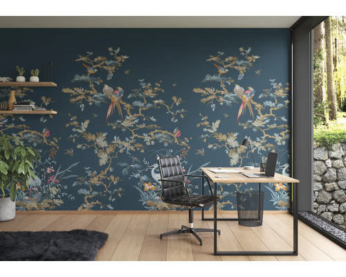 Arbeitszimmer mit gemusterter Tapete, Schreibtisch und Bürostuhl