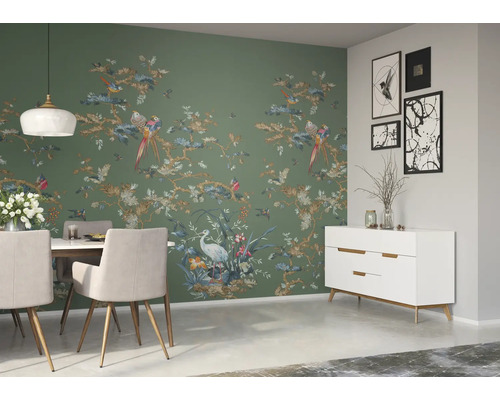 Esszimmer mit Esstisch, Stühlen, Kommode und gemusterter Tapete mit Vogelmotiven