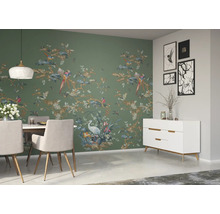 Esszimmer mit floraler Tapete, Esstisch und Sideboard