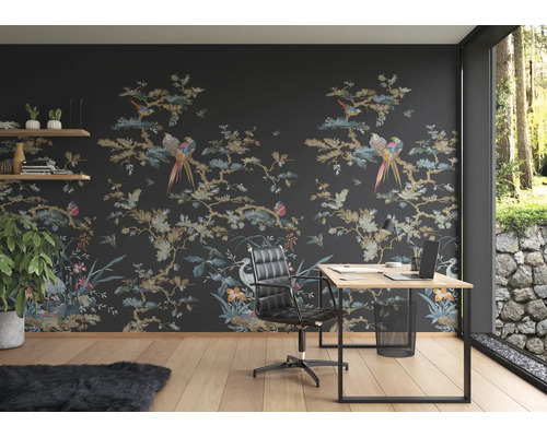 Büroraum mit gemusterter Tapete, Schreibtisch und Bürostuhl