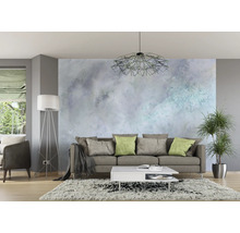 Wohnzimmer mit Sofa, Couchtisch, Stehlampe, Zimmerpflanze und gemusterter Tapete