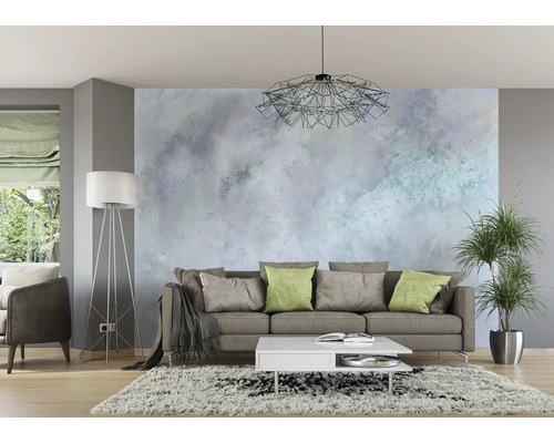 Wohnzimmer mit Sofa, Couchtisch, Stehlampe, Zimmerpflanze und gemusterter Tapete