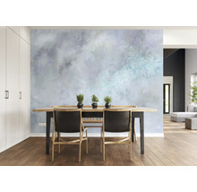 Esszimmer mit Holztisch, Stühlen und Wandtapete mit Wolkenmuster