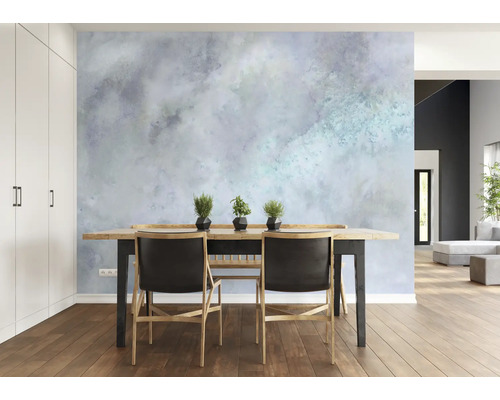 Esszimmer mit Holztisch, Stühlen und Wandtapete mit Wolkenmuster