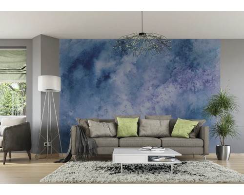 Wohnzimmer mit Sofa, Couchtisch, Stehlampe und dekorativer Wandtapete