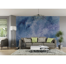 Wohnzimmer mit Sofa, Couchtisch, Stehlampe und gemusterter Tapete