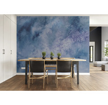Esszimmer mit Esstisch, Stühlen und Wandbild in Blau