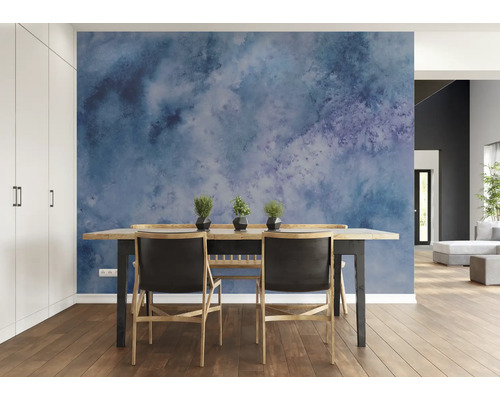 Esszimmer mit Esstisch, Stühlen und Wandbild in Blau