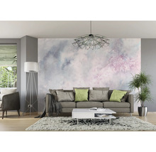 Wohnzimmer mit Sofa, Couchtisch, Stehlampe und gemusterter Tapete