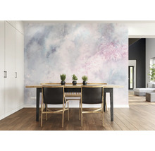 Esszimmer mit abstrakter Tapete und Holztisch mit Stühlen