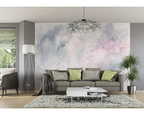 Wohnzimmer mit Sofa, Couchtisch, Stehlampe und gemusterter Tapete