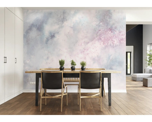 Esszimmer mit Mustertapete, Esstisch und Stühlen in einem hellen Raum