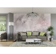 Wohnzimmer mit Sofa, Couchtisch, Stehlampe und Zimmerpflanze