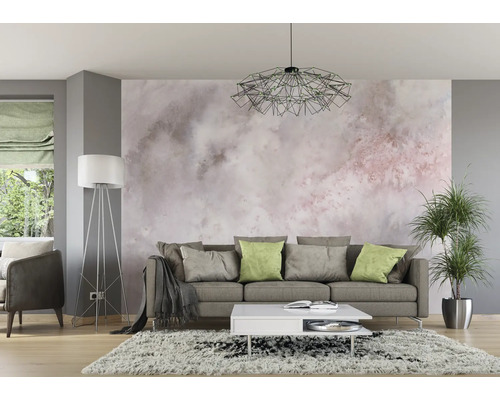 Wohnzimmer mit Sofa, Couchtisch, Stehlampe und Zimmerpflanze