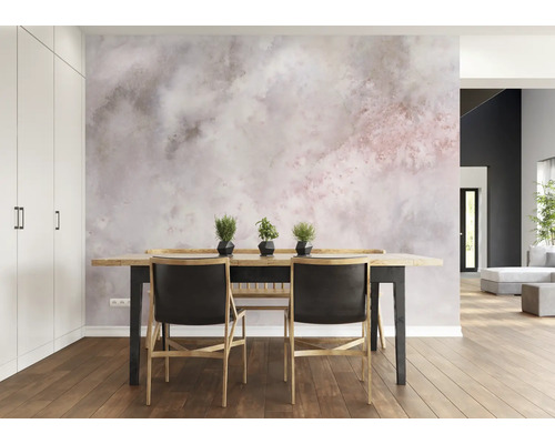 Esszimmer mit Esstisch, Stühlen und gemusterter Tapete