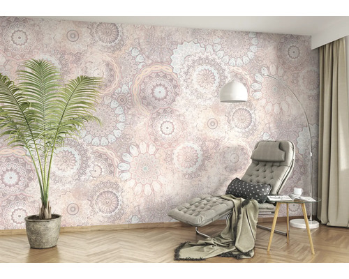 Dekoratives Wohnzimmer mit gemusterter Tapete, Sessel, Stehlampe und Zimmerpflanze