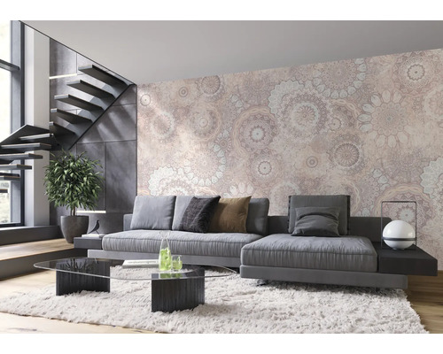 Wohnzimmer mit Sofa, Couchtisch, Treppe und gemusterter Tapete für ein helles und modernes Wohnambiente.