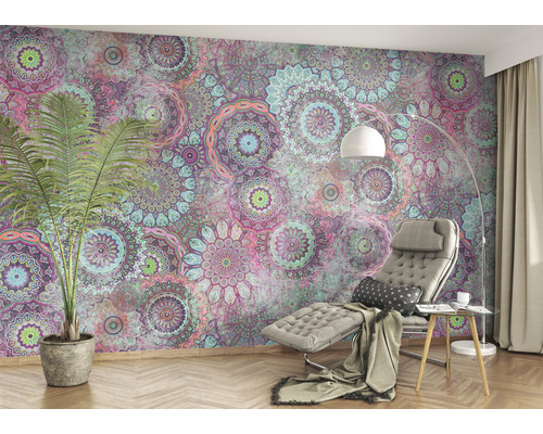 Wohnzimmer mit Mandala Mustertapete, Liege und Zimmerpflanze