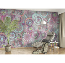 Raum mit Mandala Tapete, Liege und Stehlampe