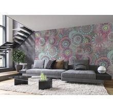 Wohnzimmer mit Couch, Tisch und gemusterter Tapete