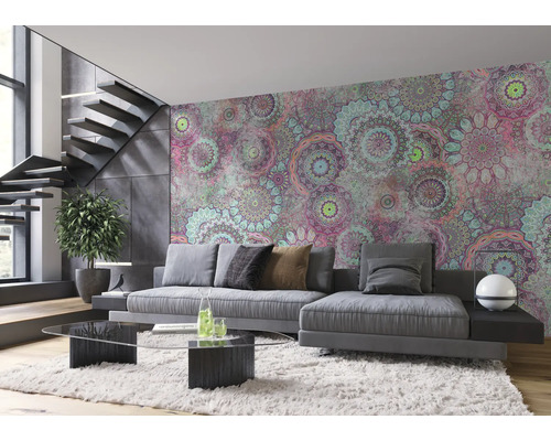 Wohnzimmer mit Couch, Tisch und gemusterter Tapete