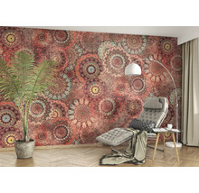Wohnzimmer mit Mandala-Tapete, Sessel und Stehlampe