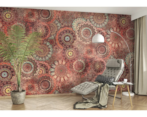 Wohnzimmer mit Mandala-Tapete, Sessel und Stehlampe