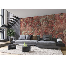 Wohnzimmer mit grauer Couch, Glastisch und Wandtapete mit Mandalamuster