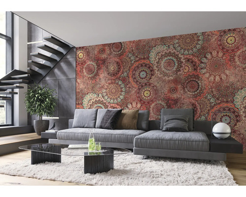 Wohnzimmer mit grauer Couch, Glastisch und Wandtapete mit Mandalamuster