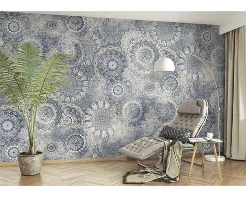 Wohnzimmer mit Mandala-Tapete, Sessel und Zimmerpflanze