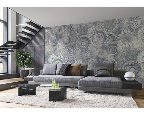 Wohnzimmer mit Tapete mit Mandalamuster, Sofa und Treppe