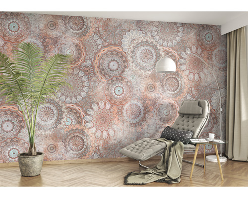 Wohnraum mit gemusterter Tapete, Sessel, Zimmerpflanze und Stehlampe