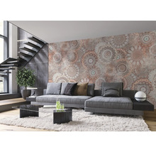 Wohnzimmer mit grauer Couch, Tisch und gemusterter Wandtapete