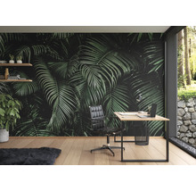 Arbeitszimmer mit Fototapete mit Palmenmuster, Schreibtisch und Bürostuhl.
