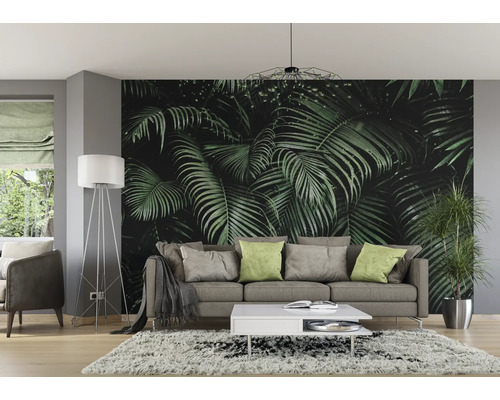 Wohnzimmer mit Fototapete, Sofa, Teppich, Tisch und Stehlampe