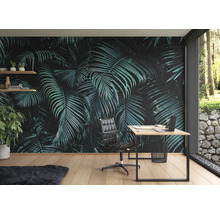 Büro mit Tapete mit Palmenmuster, Schreibtisch und Bürostuhl