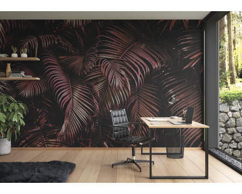 Büro mit Wandtapete mit Palmenmotiv, Schreibtisch und Bürostuhl