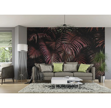 Wohnzimmer mit Sofa, Stehlampe, Couchtisch und Fototapete mit Pflanzenmotiven.