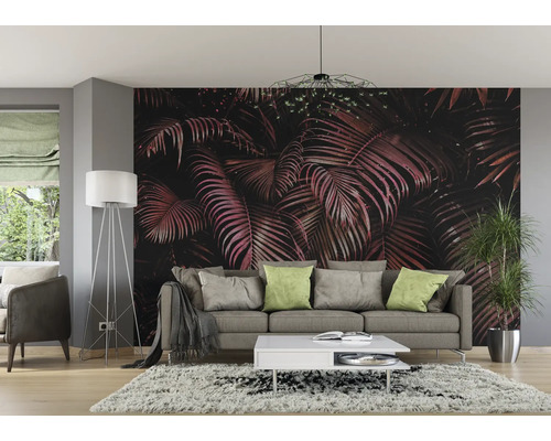 Wohnzimmer mit Sofa, Stehlampe, Couchtisch und Fototapete mit Pflanzenmotiven.