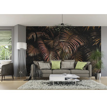 Wohnzimmer mit Sofa, Tisch, Stehlampe und Fototapete mit Palmenmuster