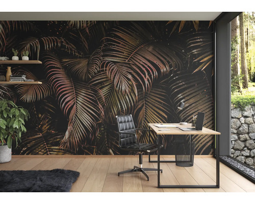 Ein Arbeitszimmer mit einem Schreibtisch, einem Bürostuhl und einer Fototapete mit Palmenmotiven