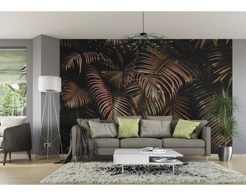 Wohnzimmer mit Sofa, Couchtisch, Stehlampe und Fototapete mit Palmenmotiv