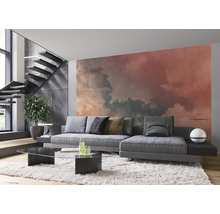 Wohnzimmer mit Sofa, Couchtisch, Treppe und Wolken-Fototapete für ein helles und modernes Ambiente.